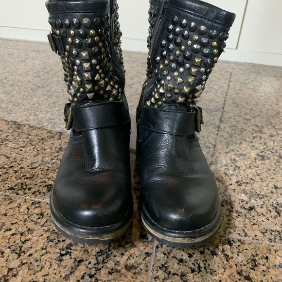 Steve Madden 💖 metal bits boots. - Picture 6 of 10